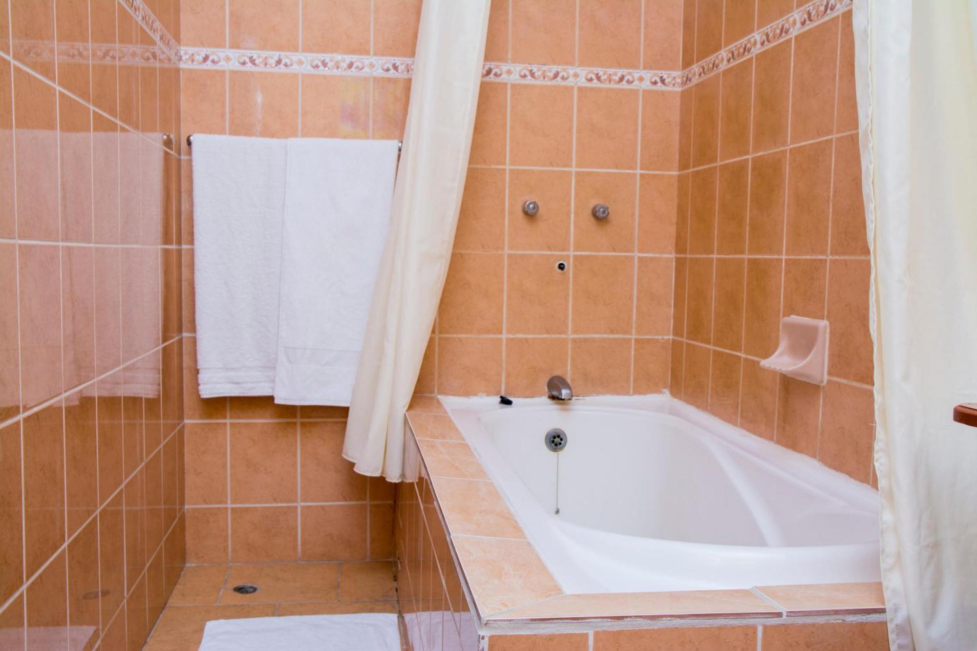 Windjammer International Cuisine & Comfort Inn Georgetown Cameră foto
